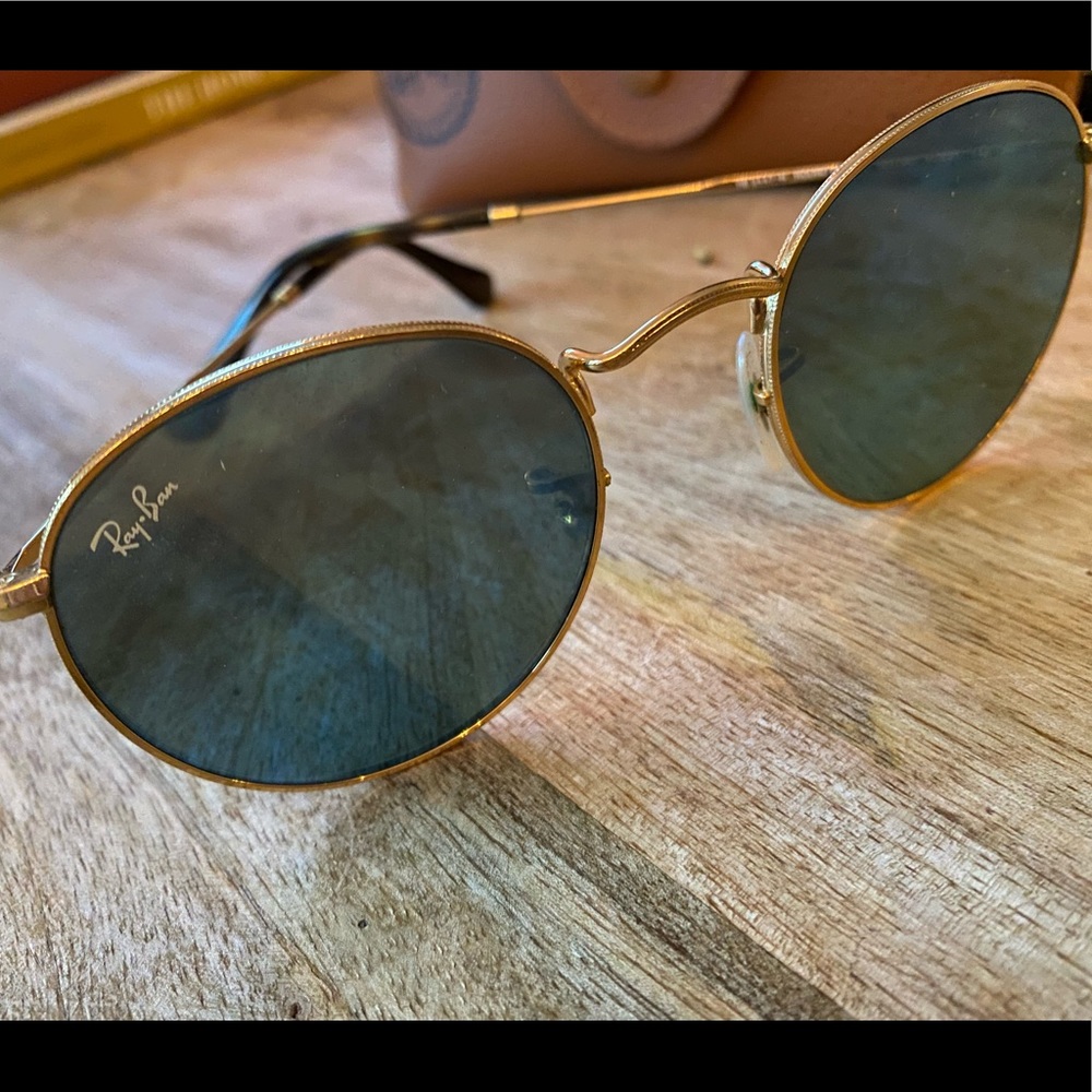 RAY-BAN - Blue tinted lenses with gold frames 💙🕶⭐️